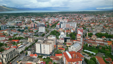 Hochwinkelaufnahme-Von-Stadtgebäuden-In-Shkodra,-Auch-Bekannt-Als-Shkoder-Oder-Scutari-Im-Nordwesten-Albaniens