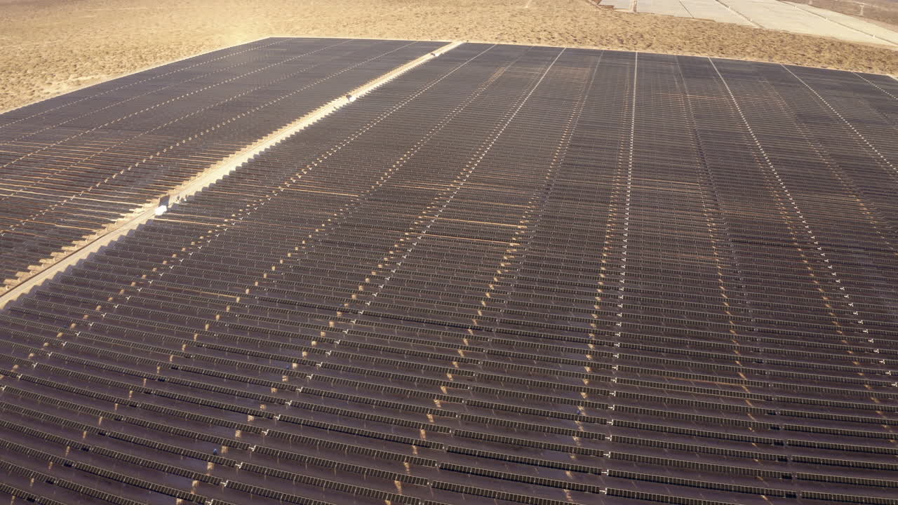 impresionantes imágenes aéreas de una enorme granja solar con miles de paneles solares que se extienden por todo el paisaje