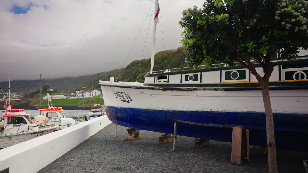 vista de un barco de pesca de madera situado cerca del puerto en las islas azores