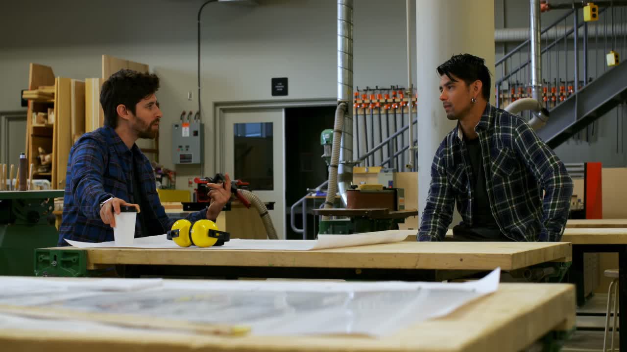 carpinteros interactuando entre sí en el taller 4k