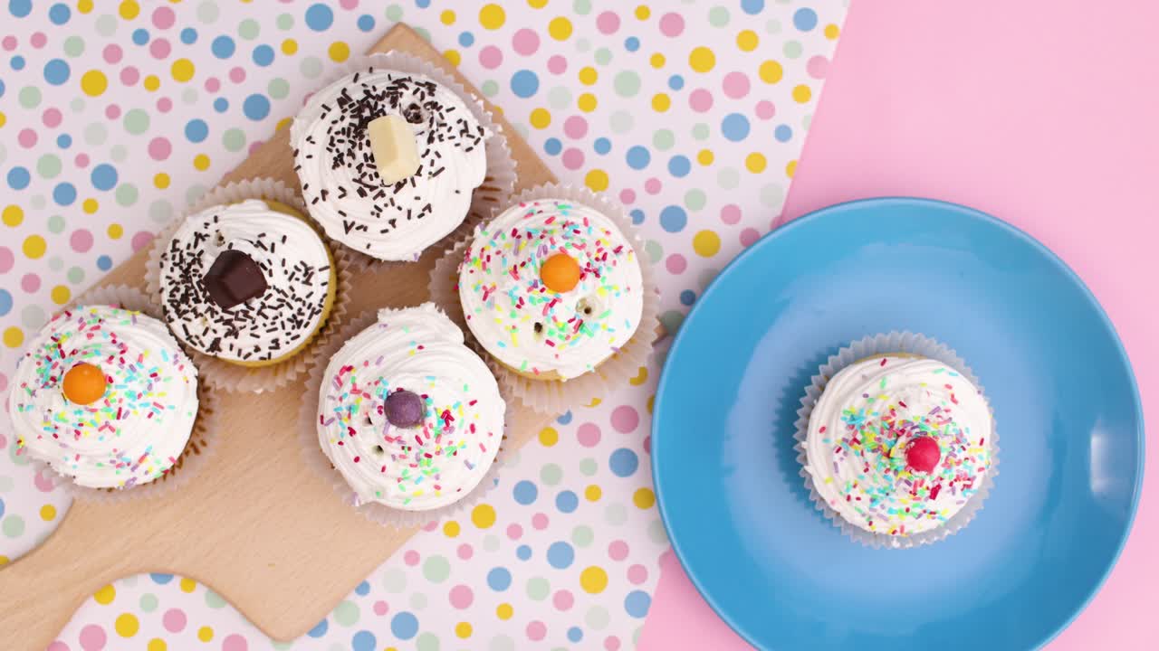 Cupcake e decorazioni per festa di compleanno in movimento. Stop motion