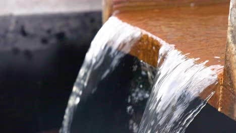 el agua fluye sobre una estructura de presa de madera