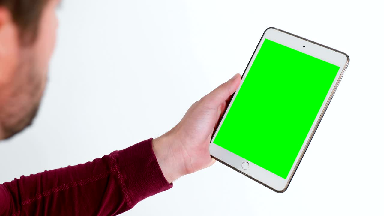 vista trasera de un hombre usando una tableta digital 4k