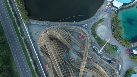 vertical de la construcción de la montaña rusa, subiendo al parque temático seaworld, amanecer dramático