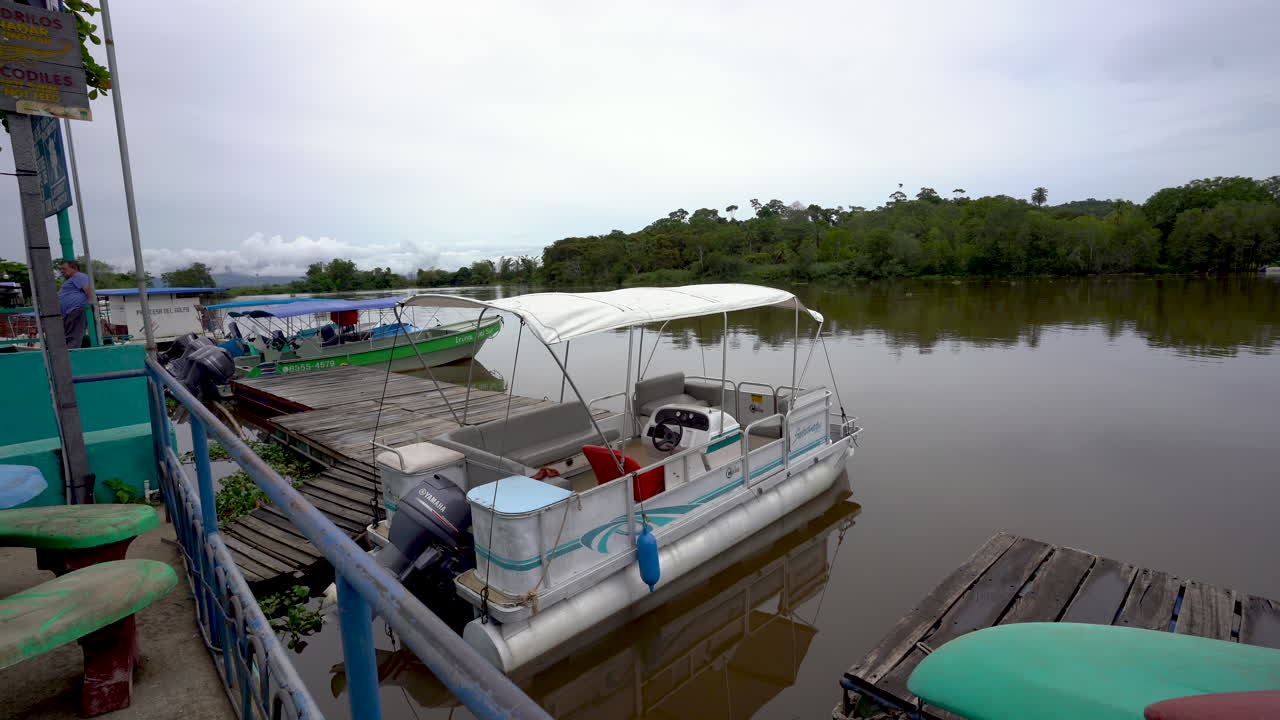 puerto de sierra en costa rica cruzando el río hacia el desierto centroamérica selva tropical selva