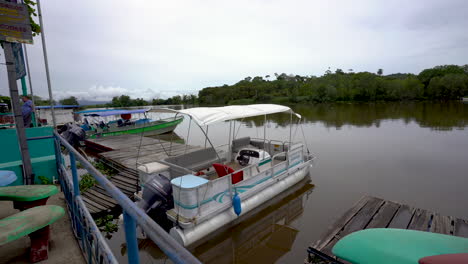 Puerto-De-Sierra-En-Costa-Rica-Cruzando-El-Río-Hacia-El-Desierto-Centroamérica-Selva-Tropical-Selva