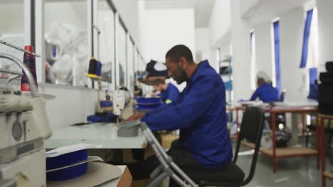trabajador caminando en la oficina