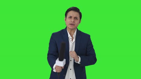 Reportero-Indio-Enojado-Haciendo-Preguntas-En-Pantalla-Verde