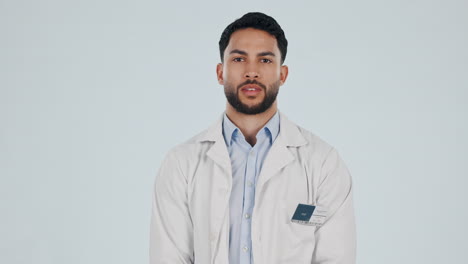 hombre feliz, cara y señal de ok del médico en el estudio
