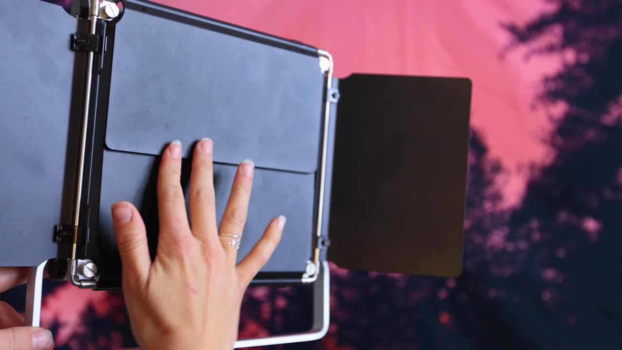 감독이 촬영에 사용하는 장비 치우기