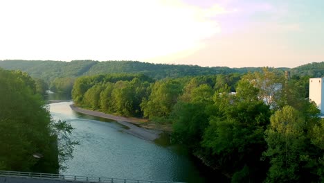 Rolling-drone-zoom-shot-of-the-river-with-birds-flying-by