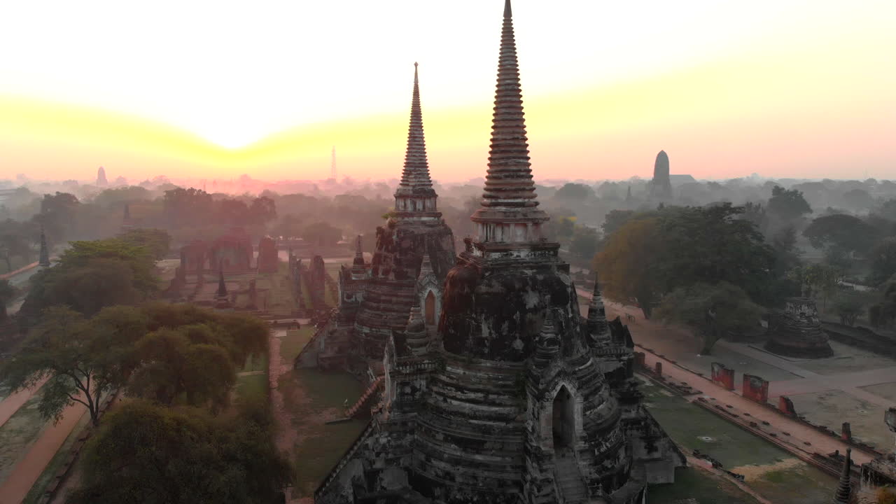 시암 왕국의 옛 수도인 고대 도시 아유타야의 폐허