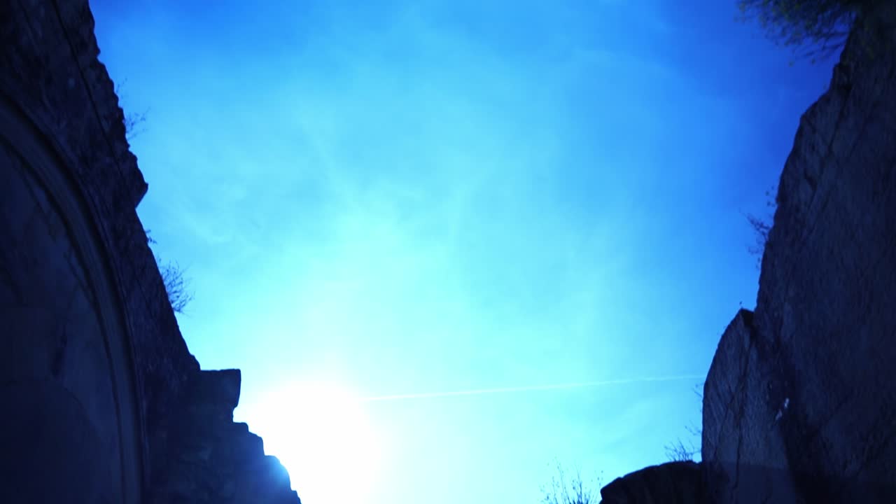 ⁇ 빛과 풍경의 폐허의 돌 벽에 구 ⁇ 을 통해 흥미진진한  ⁇