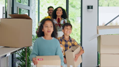 familia, puerta principal y cajas para casa nueva
