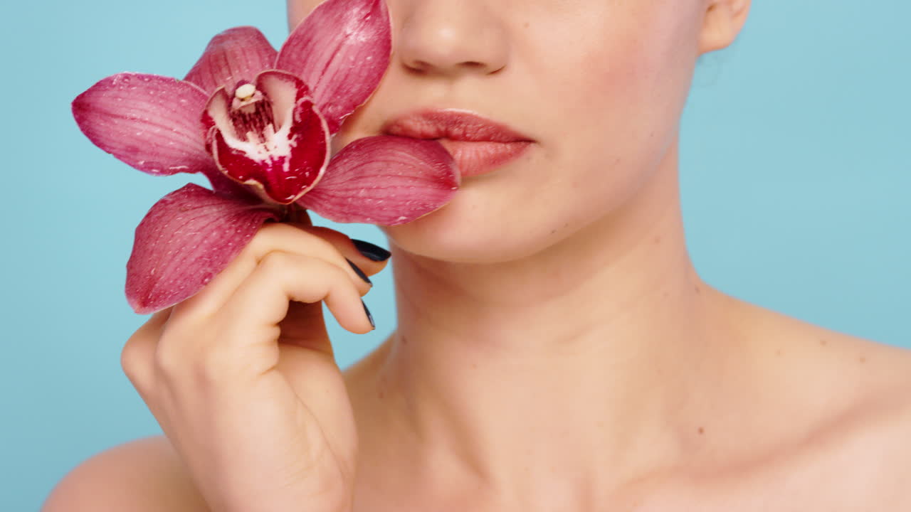 Donna, bellezza e fiore di orchidea rosa per un look naturale
