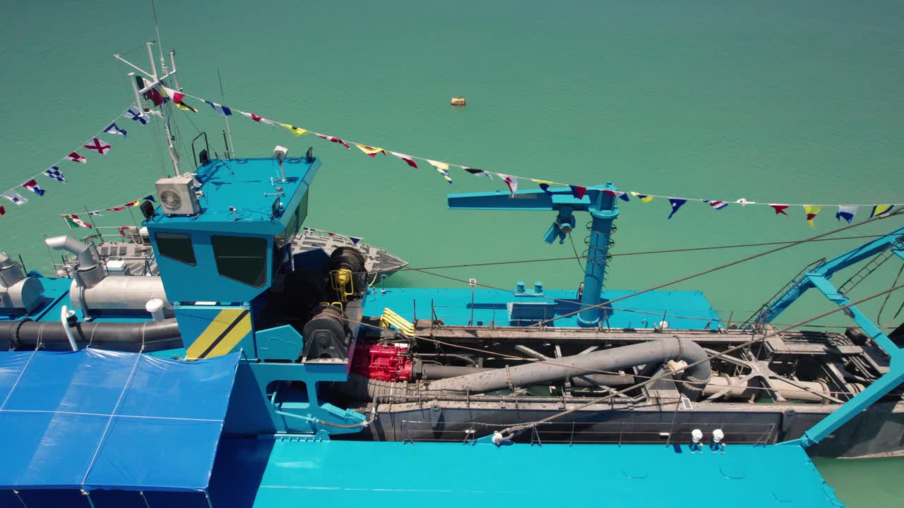 모래 굴착 보트가 완전히 작동하고 있습니다.