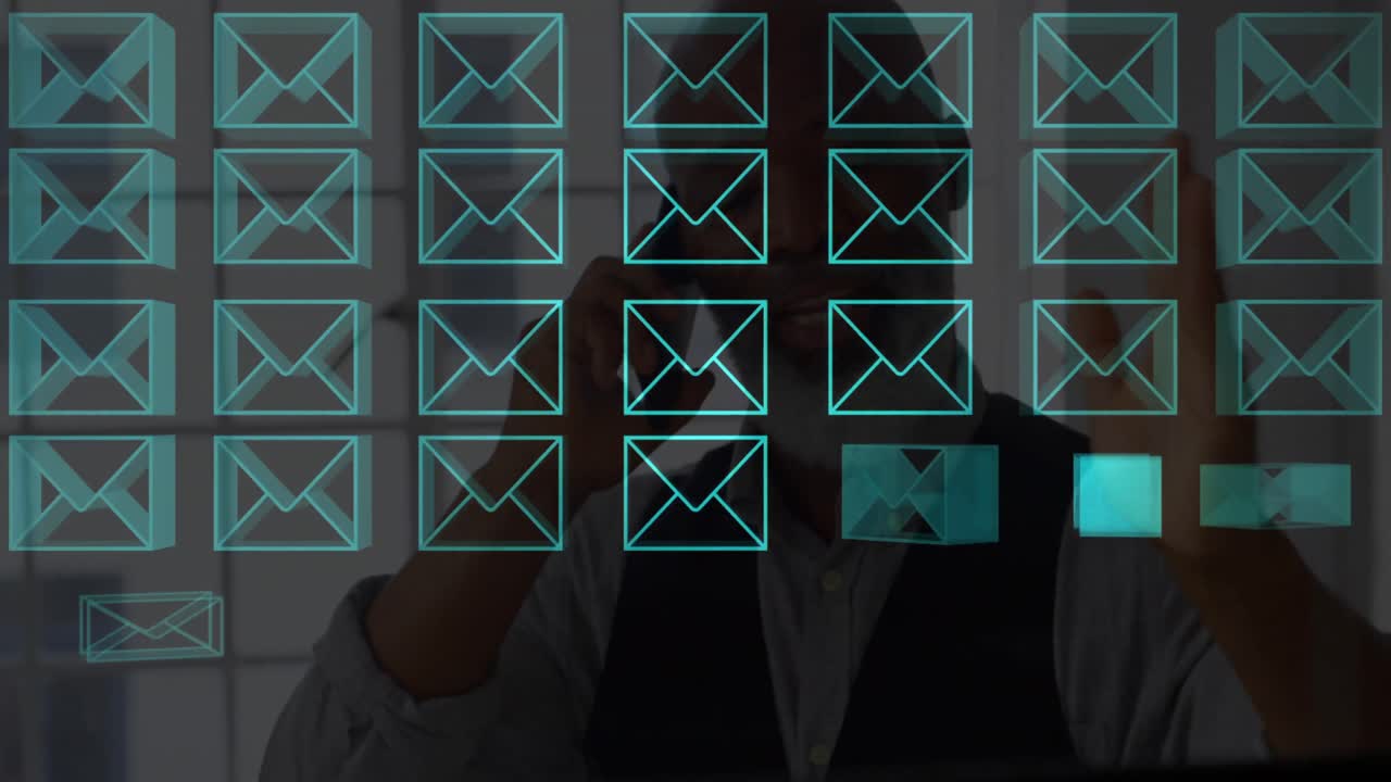 animación de iconos de mensajes sobre un empresario afroamericano enojado hablando en su teléfono inteligente en la oficina.