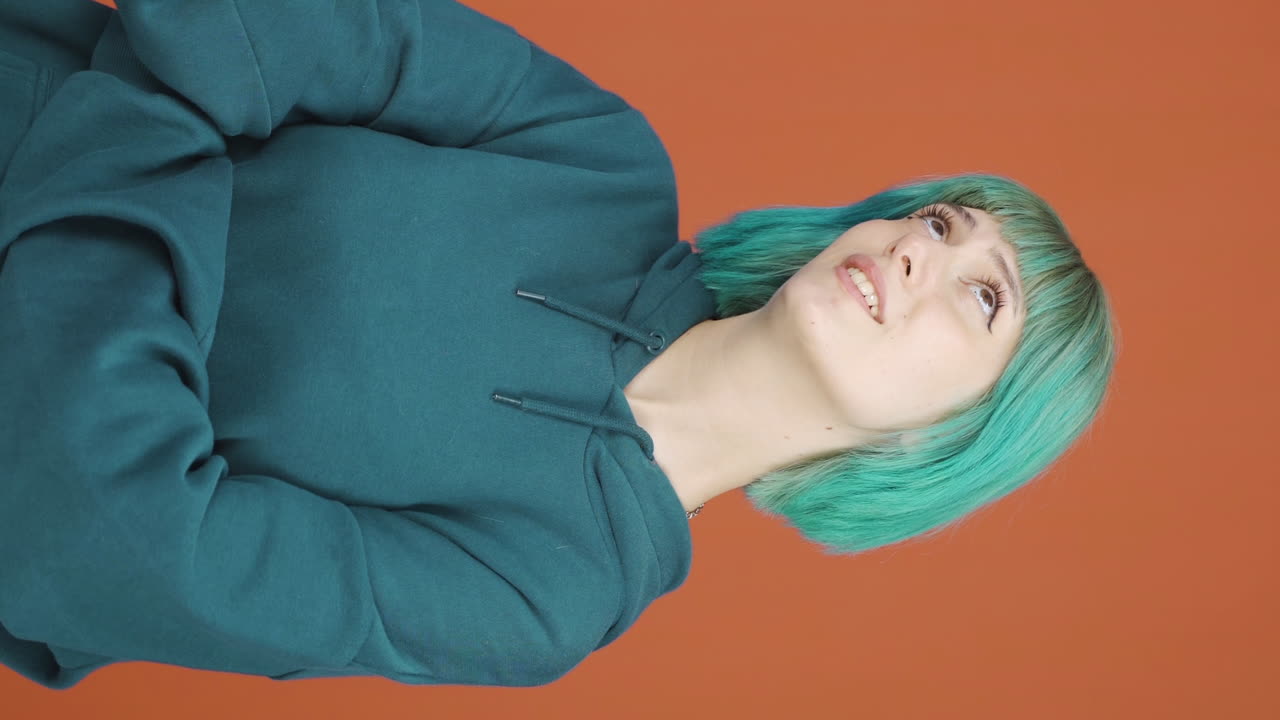 젊은 여자가 꿈을 꾸고 있는 수직 비디오.