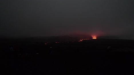 fotografía de avión no tripulado del volcán litli hrutur en islandia con niebla y humo 21