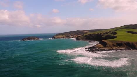 Puranakui-coast,-New-Zealand-aerial-shot-from-the-sea