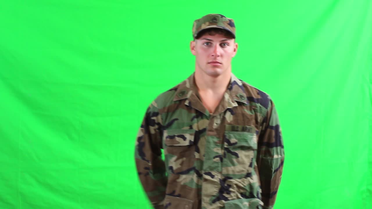 militar del ejército estadounidense de pie en posición de firmes