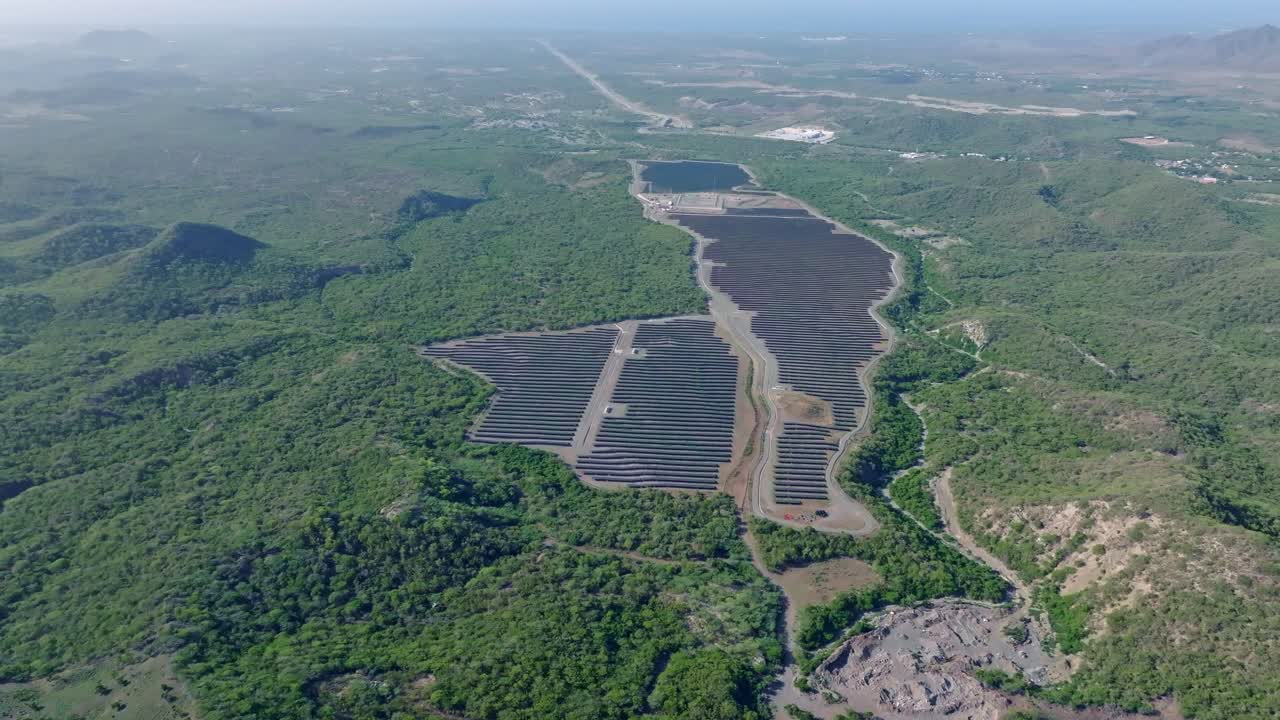 una foto amplia de un parque de paneles solares en beni, república dominicana