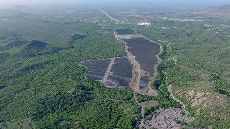 Weite-Aufnahme-Eines-Solarpanelparks-In-Bani,-Dominikanische-Republik