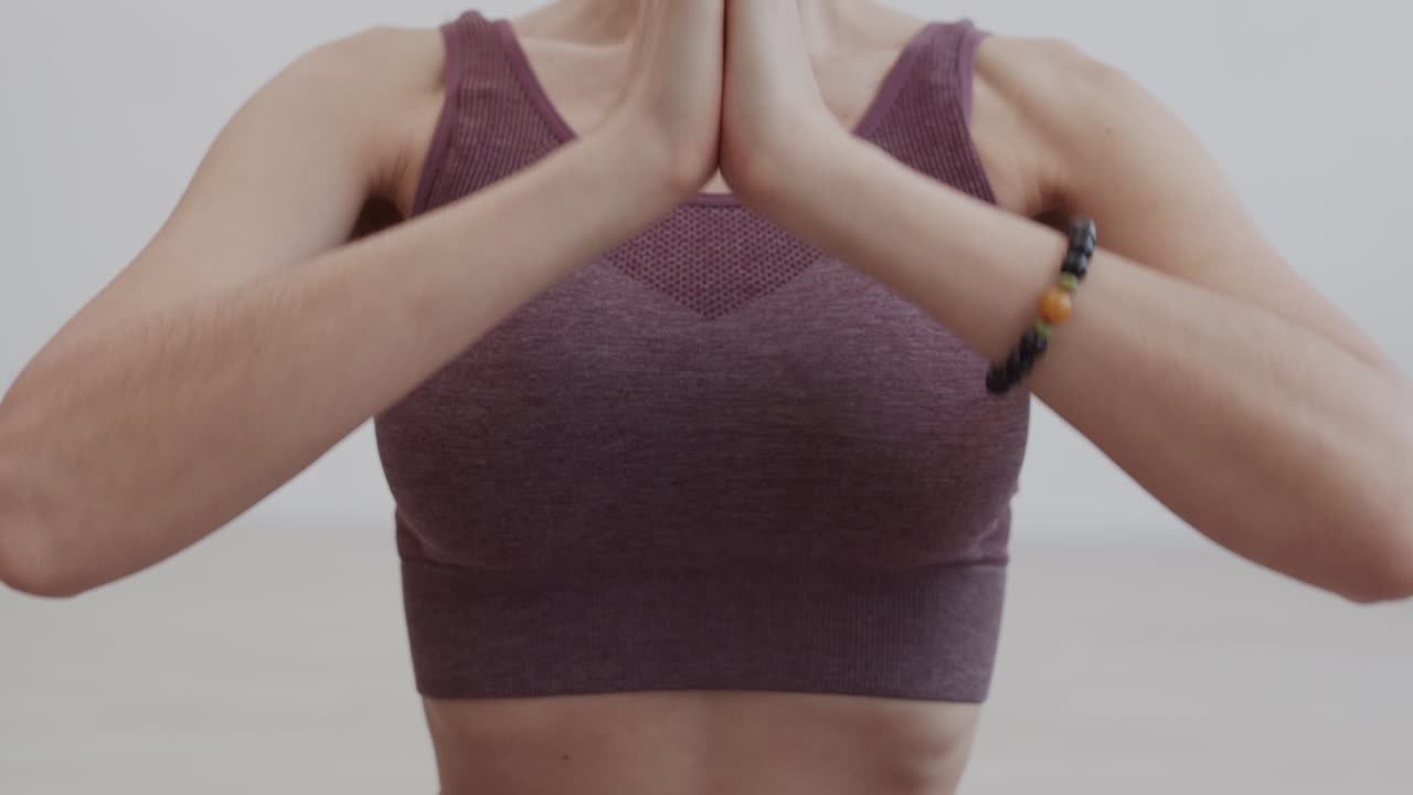 una mujer yogui irreconocible meditando sobre un fondo blanco