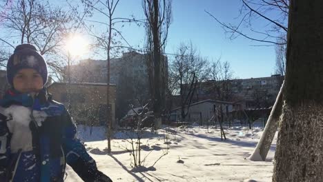 Niño-De-Invierno-Arrojando-Nieve-Al-Aire.-Niño-Despreocupado-Jugando-Con-Nieve