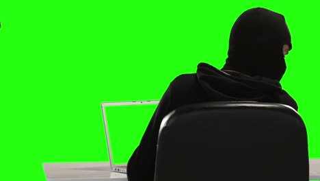 pirata informático que usa un portátil