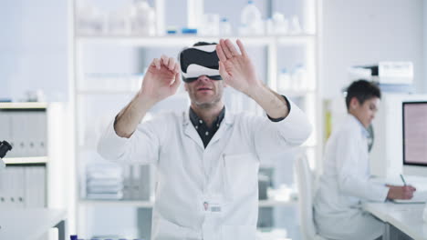 Ein-Wissenschaftler,-Der-Ein-Virtual-Reality-Headset-Verwendet