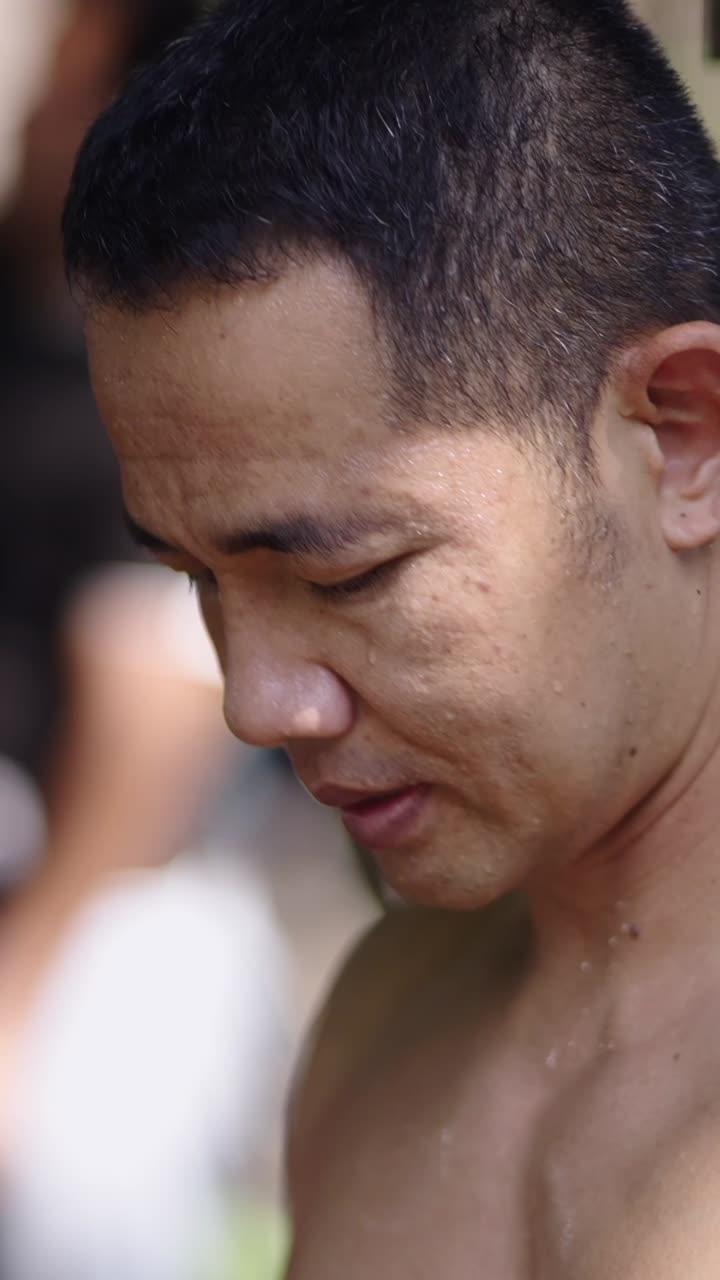 Orang menggunakan ponsel dan berolahraga