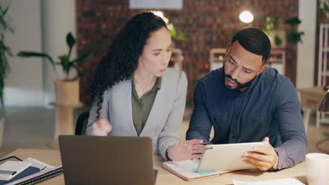 Trabajo-En-Equipo,-Tableta-O-Mujer-En-Conversación-Con-El-Hombre