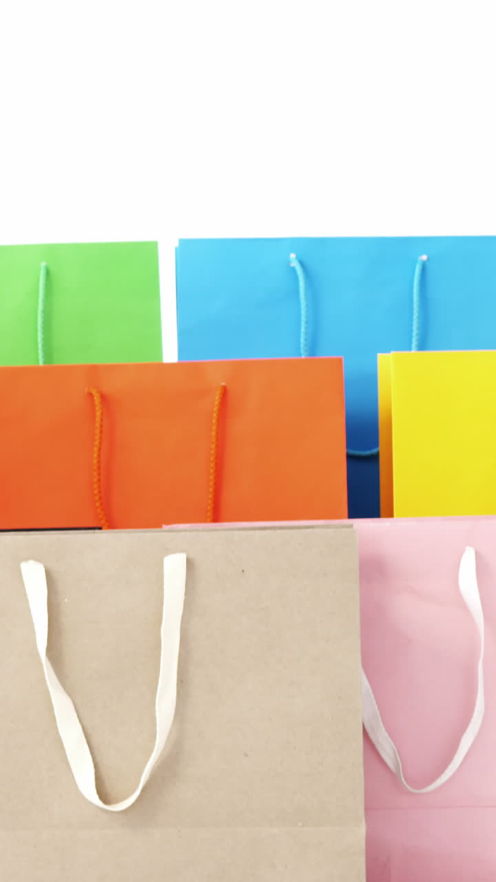 bolsas de compras multicolores sobre un fondo blanco