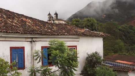 iglesia de sao francisco de paula en el antiguo pueblo minero de ouro preto, mg, brasil