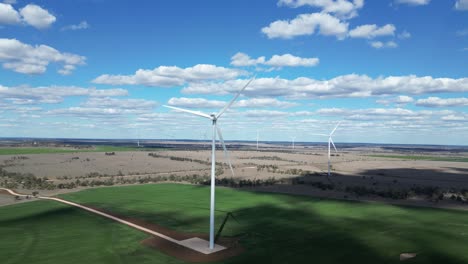 una turbina eólica en un parque eólico moderno gira lentamente produciendo energía verde renovable