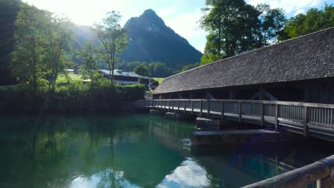 puente de madera con techo en el lago del rey, königssee en alemania, baviera