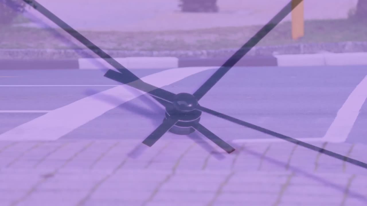 도시 도로의 보행자 교차로에서 빠른 속도의 교통에 대한 시계에 빠르게 움직이는 손의 애니메이션