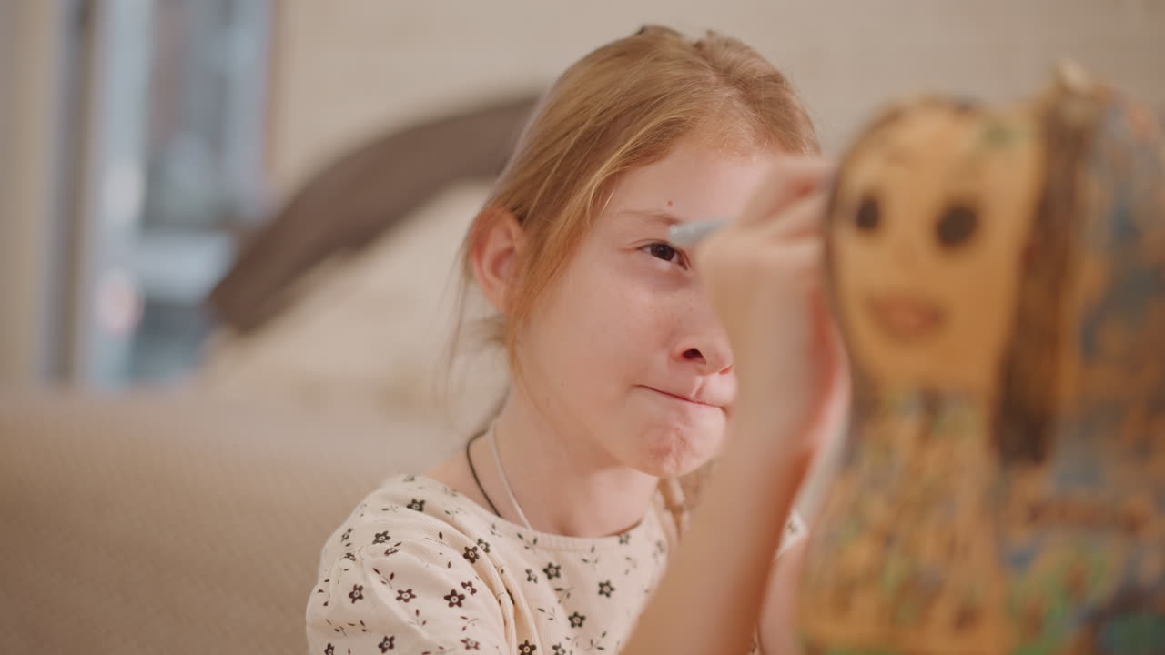 Scena di artigianato autunnale. Dipingere una statuetta di zucca in un ambiente accogliente. Scena interna di una ragazza che lavora su una statuetta a tema autunnale. Raffigurazione dettagliata di una donna che crea a mano una figura di zucca in un caldo soggiorno.