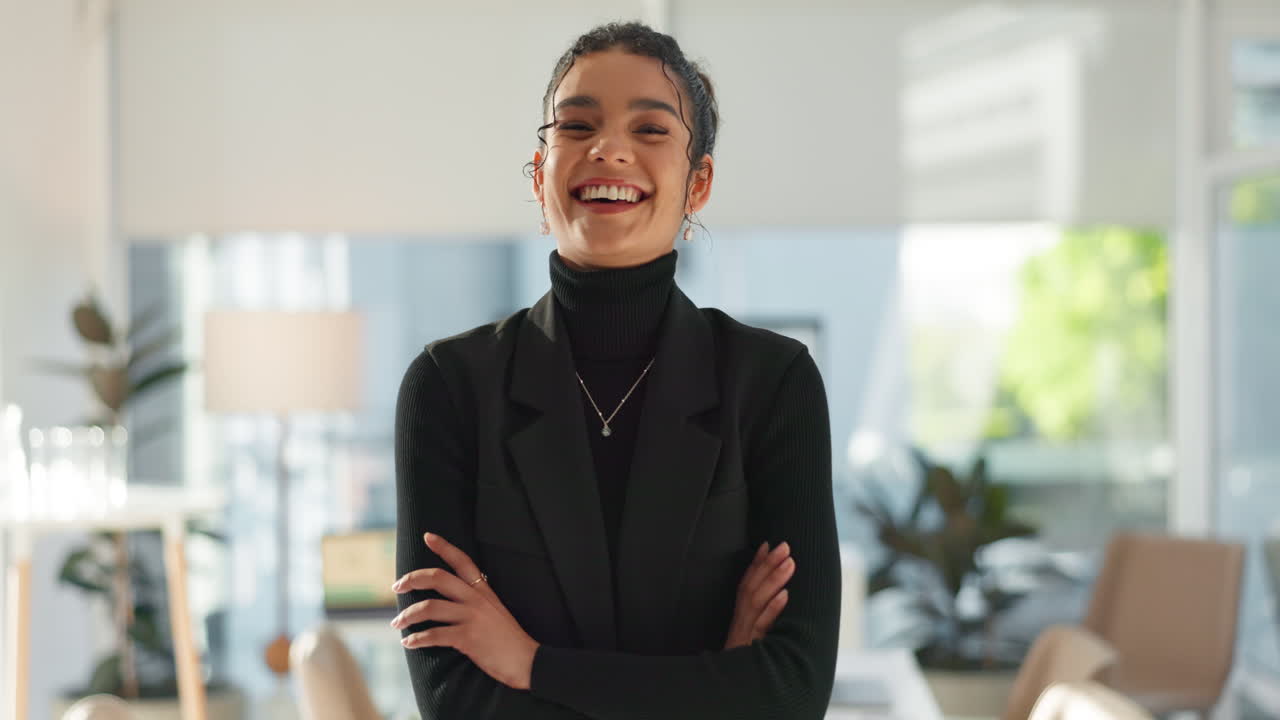 brazos cruzados, feliz y cara de mujer de negocios