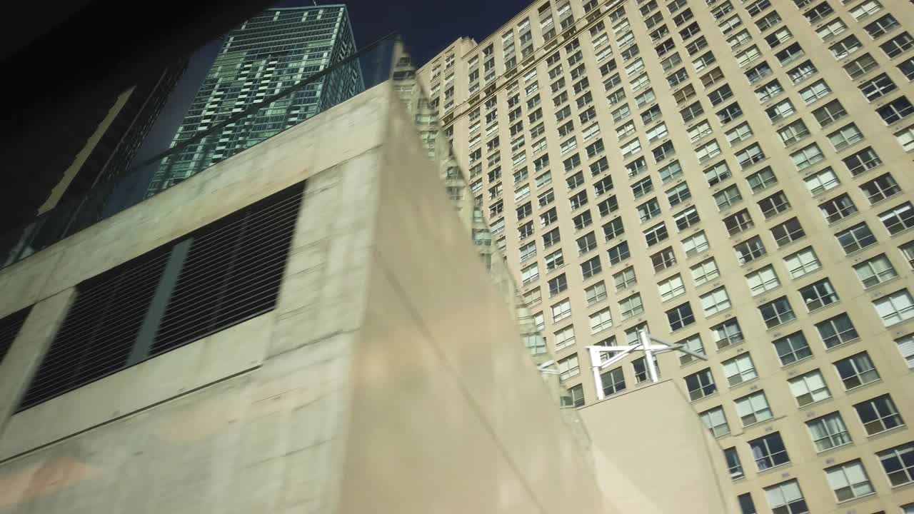 tren pasajero punto de vista de los edificios altos como el tren se acerca al centro de la ciudad