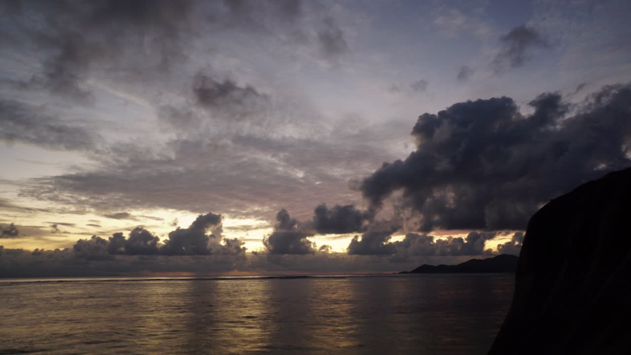 바다 전망과 흐린 주황색 하늘이 있는 멋진 일몰의 시간 경과