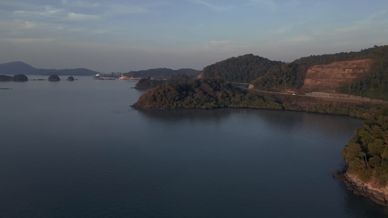말레이시아의 열대 섬 랑카위 (langkawi) 에서 해가 뜨는 평화로운 바다
