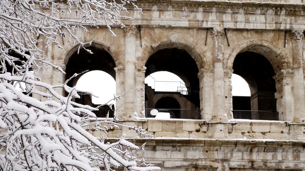 눈이 내린 후 콜로세움의 세부 사항