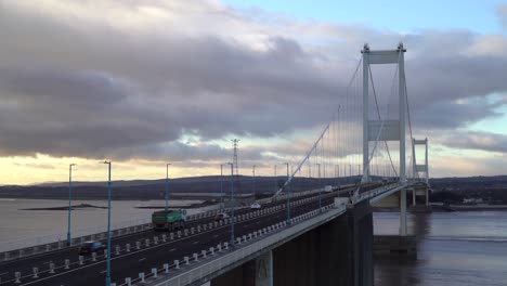 le pont severn reliant l'angleterre au pays de galles près de bristol, royaume-uni