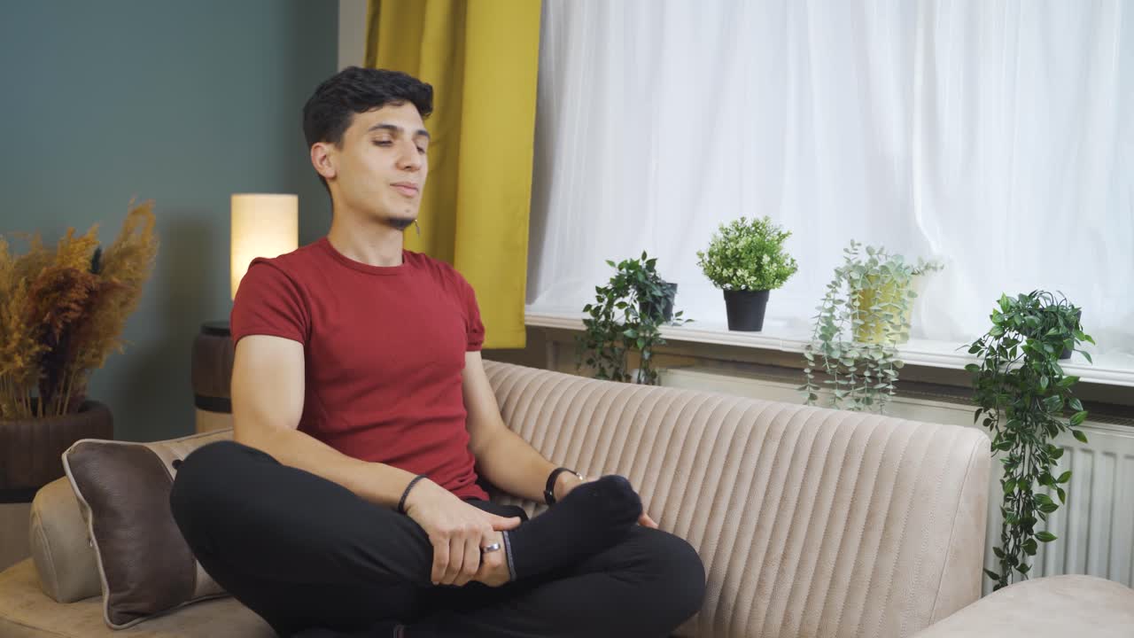 창문 앞에서 명상하는 남자.