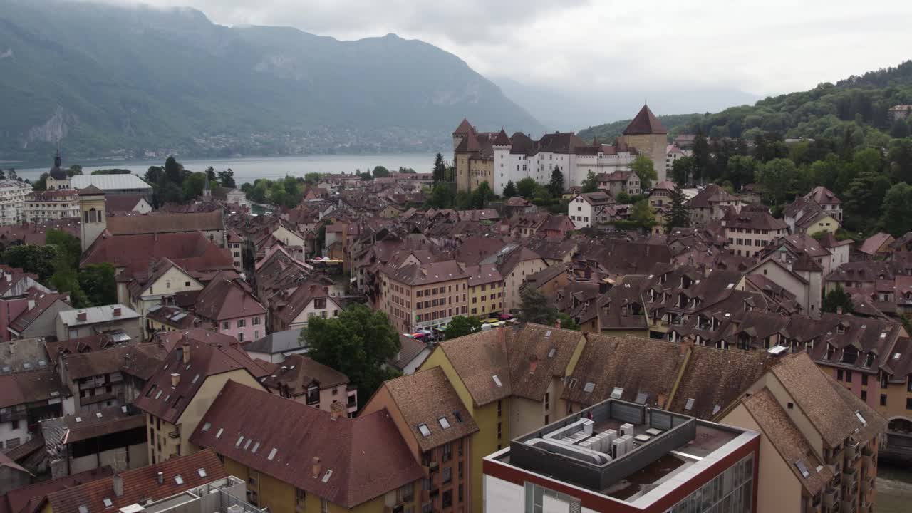 paisaje de la ciudad con un castillo medieval en annecy, francia - vista aérea
