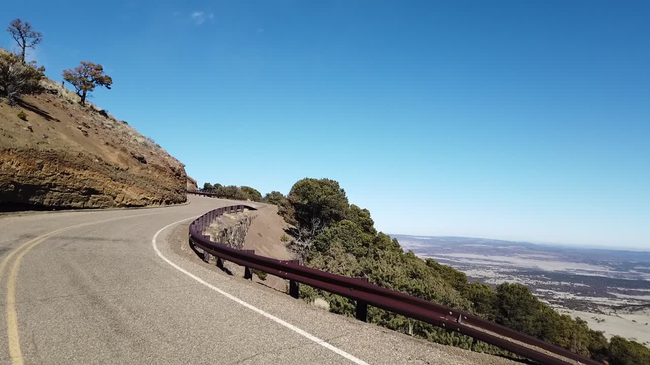 conducir por una carretera de montaña ventosa con impresionantes vistas en nuevo méxico