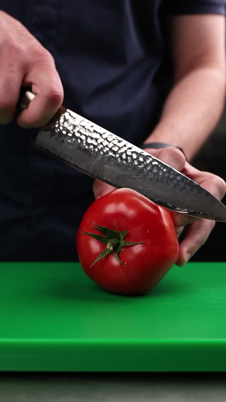 셰프가 토마토를 잘라내고 있다