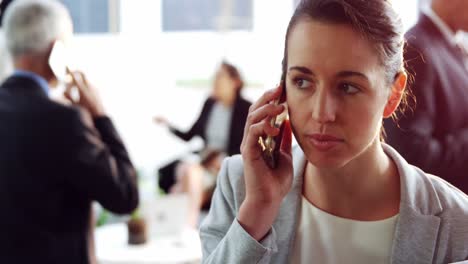 mujer de negocios, hablar teléfono móvil